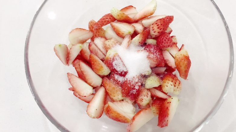 宝宝辅食：草莓酱-12M ,加入细砂糖，用筷子搅拌均匀，静置半小时。
