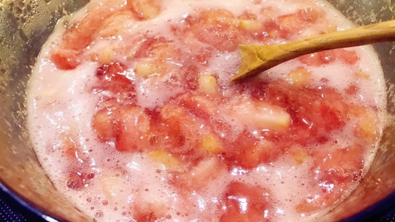 宝宝辅食：草莓酱-12M ,大火煮开后转小火熬，熬制25-30分钟左右，熬制过程中要时不时用勺子搅拌，避免粘锅，如果有较多浮沫，需要撇去。
》煮的时间和火的大小以及草莓的多少都有关系，大家可灵活调整，主要是观察草莓酱的状态。