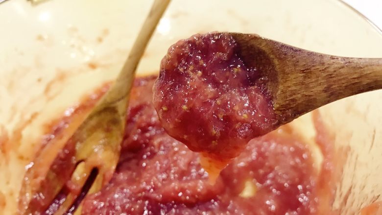 宝宝辅食：草莓酱-12M ,继续熬制5-10分钟左右，勺子上能挂住草莓酱，呈现如图状态关火即可。