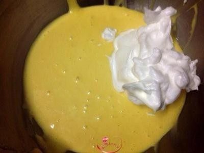 姜味桂圆蛋糕,打好的蛋白霜分2次加入蛋黄糊中拌匀～