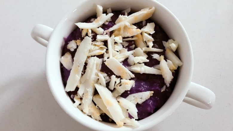 宝宝辅食：芝士焗紫薯-12M ,把紫薯泥装入烤碗，在顶上铺上薄薄一层原制马苏里拉芝士。