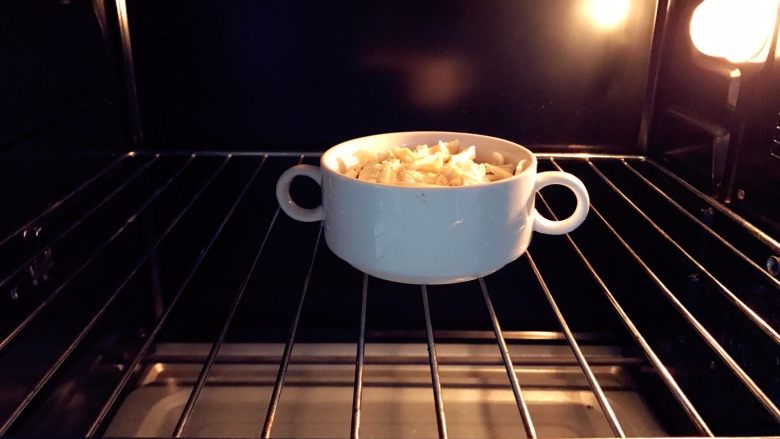 宝宝辅食：芝士焗紫薯-12M ,放入预热好的烤箱，200度，上下火中层，10-15分钟左右，直至芝士融化呈金黄色即可。
