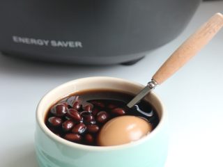 滋补甜汤——黑豆红糖炖蛋,一碗滋补美味的甜品汤就做好了，简单快手，快快试试吧～