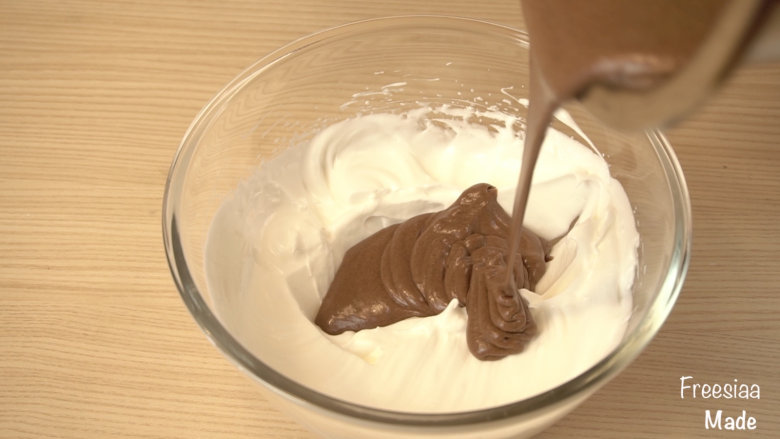可可戚风 巧克力围边奶油蛋糕（视频菜谱）,再将混合好的面糊全部倒回蛋白霜里