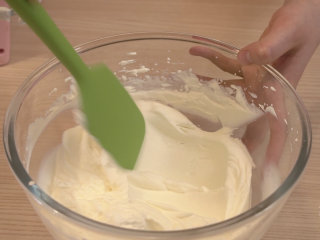 可可戚风 巧克力围边奶油蛋糕（视频菜谱）,抹面奶油：淡奶油里加入细砂糖或糖粉、小捏盐，打发淡奶油，奶油一旦变的浓稠马上改用低速或手动打发，以免过度打发奶油