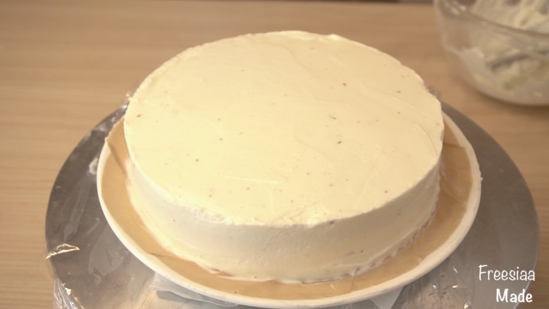 可可戚风 巧克力围边奶油蛋糕（视频菜谱）,可以把刮刀稍加热，把蛋糕的面抹平整，放入冰箱冷藏备用