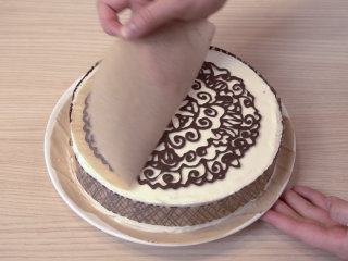 可可戚风 巧克力围边奶油蛋糕（视频菜谱）,等巧克力完全变硬后，小心的撕下烘焙纸