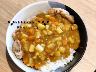 日式鸡排咖喱饭🍛,可以淋在鸡排上，也可以淋在旁边，保持鸡排的酥脆。