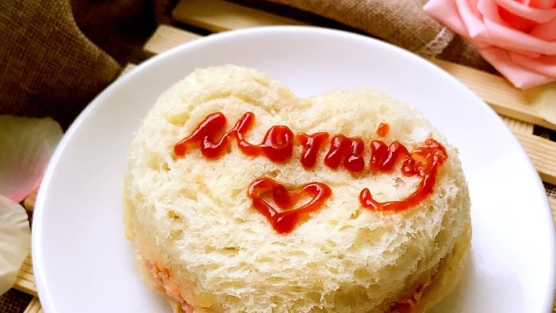 爱心早餐三明治,在上面用番茄酱随意写字画画。