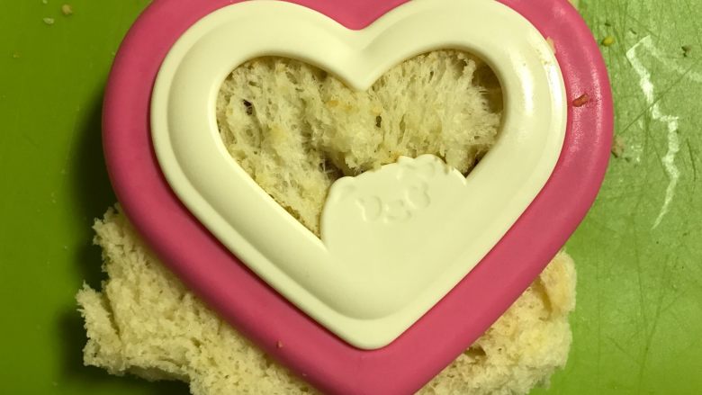 爱心早餐三明治,用模具压出心形。