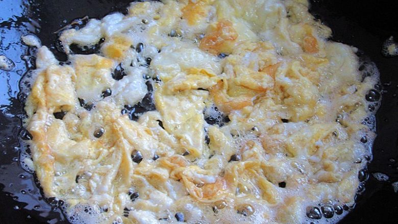 好看的蛋炒饭炼成记,热锅温油，倒入鸡蛋，锅拿起摇匀，用勺子快速将鸡蛋摊散开成蛋碎，锅拿起炒出来的蛋比较嫩，注意不要炒时间太长，9分熟即可盛出备用