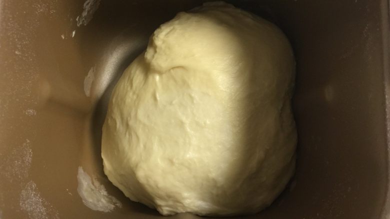 肉松面包卷,期间观察面团成型情况，硬了加些牛奶，软了填些面粉，不过要一点点试验不要加多了，10分钟以后加入软化黄油。植物油可以和其他材料一起放。