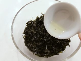 宝宝辅食：拌饭芝麻海苔-12M+,在打碎的紫菜中倒入少许植物油/香油，用筷子搅拌均匀，这一步也可以省去哈。