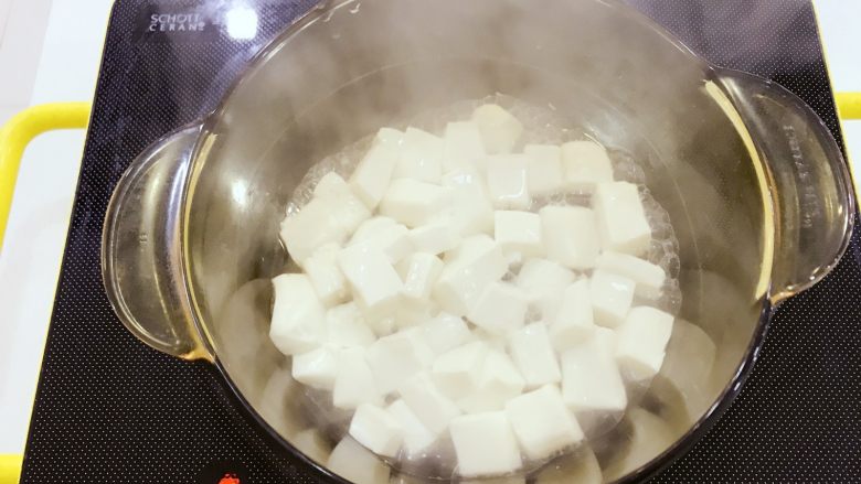 宝宝辅食：南瓜豆腐虾皮煲-8M+,准备一个小汤锅，稍稍加热，加入步骤3中准备好的豆腐。