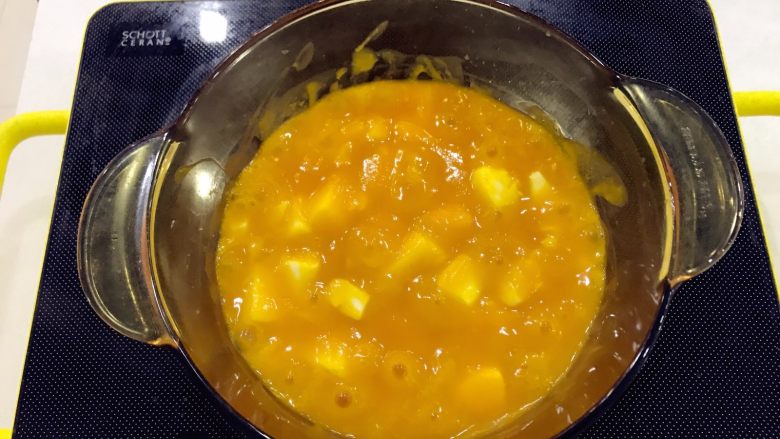 宝宝辅食：南瓜豆腐虾皮煲-8M+,小火加热1分钟左右，把虾皮粉均匀撒入，用勺子轻轻搅拌均匀即可。
》1岁以上的宝宝，家里没有自制虾皮粉的，可以稍稍加一点点盐提味。