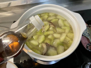 冬瓜瘦肉汤➕冬瓜香菇鸡肉汤,关火，淋入一茶匙香油