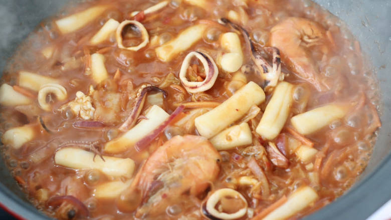 韩式海鲜辣炒年糕,烧至锅中汤汁变得浓稠时。