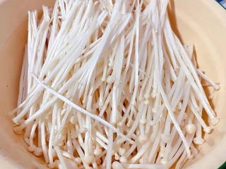 虾仁豆腐煲,金针菇摘成一根根独立状这样吃起来特别方便