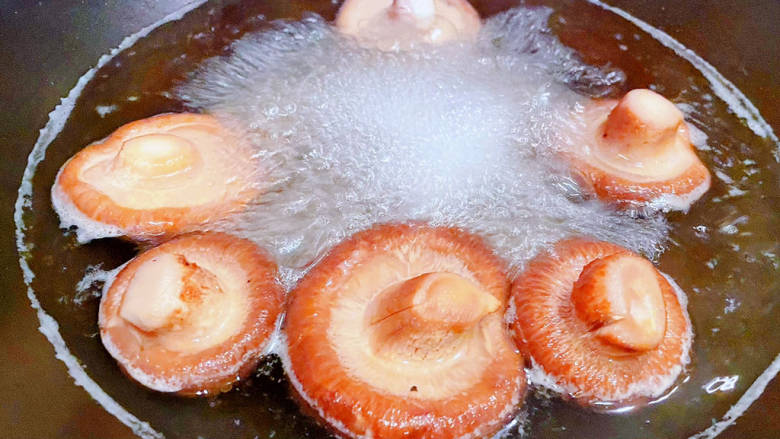 牛肉炖芋头,香菇放入开水中焯水断生后立即放入冷水中过凉