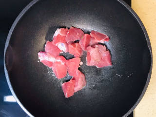 茭白茄子焖肉,起油锅，加入猪肉煸炒至变色