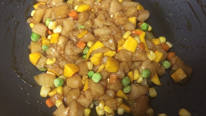 南瓜聚宝盆,将鸡肉和各种蔬菜粒加入所有调料混合均匀备用。