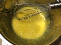 红豆酥,做好准备工作：将一个蛋黄和半个蛋清或一茶匙水搅拌均匀。