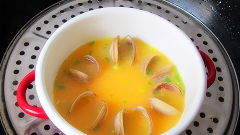 蛤蜊小葱炖蛋,然后把碗放入有适量水的蒸锅里