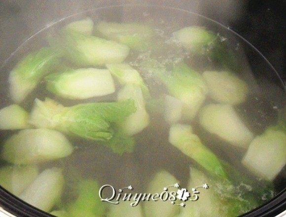 儿菜清汤 #春意绿#,.滴几点油，放一点点盐，开盖煮五分钟左右即可。