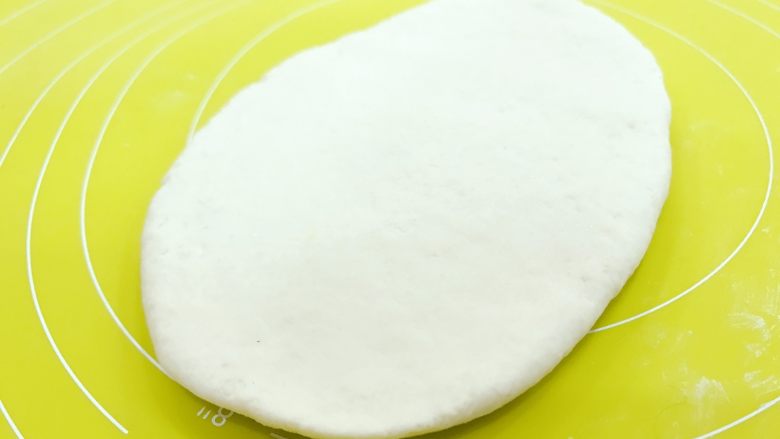 宝宝辅食：兰溪小麦铃-18M+,用擀面杖擀成一张厚饼，厚度大概在小拇指盖宽度左右。