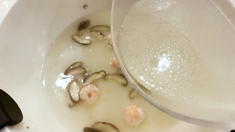 宝宝辅食：兰溪小麦铃-18M+,加入清水/排骨汤（小芽加入的是排骨汤哈，非常建议）。