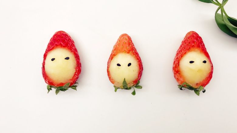 宝宝辅食：草莓苹果小红帽-18M+,哈哈，被可爱到了，相亲相爱的小红帽一家人，完全舍不得吃哈。