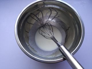 抹茶奶油蛋糕,将牛奶和玉米油倒入搅拌盆里搅拌均匀；