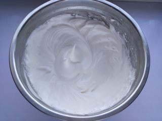 抹茶奶油蛋糕,90克细砂糖分三次加入蛋清内打发到出短小尖角，烤箱上下火180度开始预热10分钟；