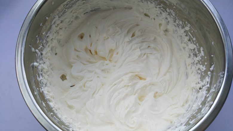 抹茶奶油蛋糕, 150克淡奶油加入15克细砂糖打发；