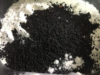黑芝麻吐司 ,所有材料按照糖盐牛奶鸡蛋油面粉酵母黑芝麻的顺序投入面包机里。
