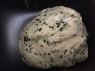 黑芝麻吐司 ,窍门在这里：发好的面包不能直接烤制，要再按一键式制作白面包的程序从头到尾制作好面包即可。
