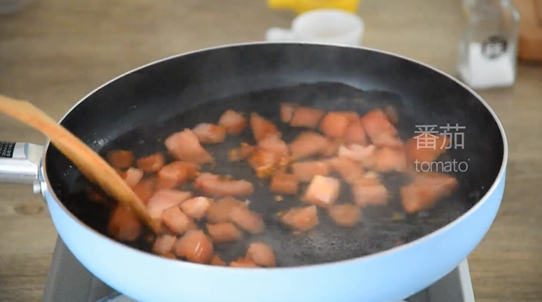 好喝到爆的番茄蛋汤，原来诀窍在这里！,倒入清水煮沸，将番茄丁倒入