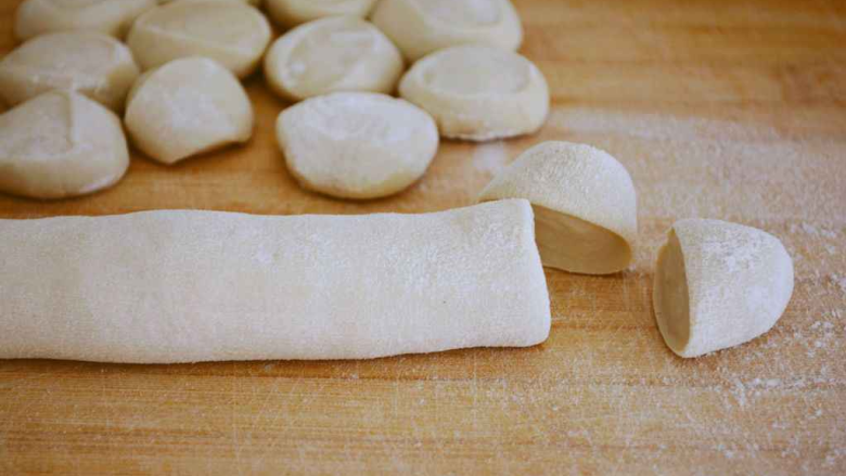 饺子皮可以做烤鸭饼,和做饺子一样，把面团搓成长条圆柱行，
然后用刀切或者用手揪成包饺子的面团大小。
