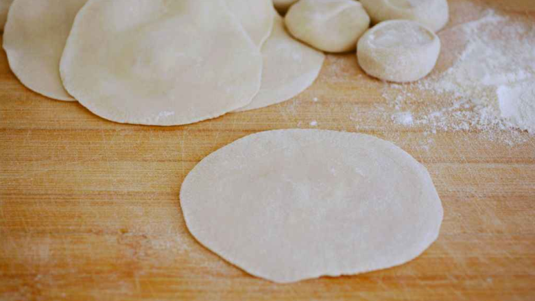 饺子皮可以做烤鸭饼,按扁，擀成饺子皮大小。