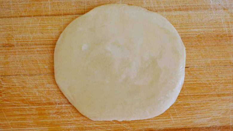 饺子皮可以做烤鸭饼,饺子皮用刷子涂上一成油。
（如果是买现成的饺子皮，忽略前三部，从这里开始即可！
