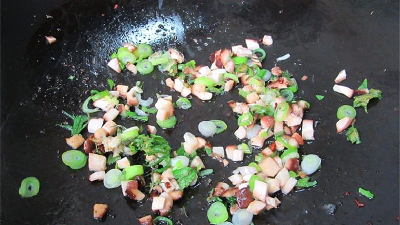 荠菜肉末豆腐羹,另起一锅，预热加入几滴油，将香菇和葱花倒入煸炒出香味