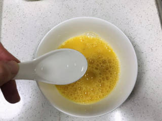 豆腐蛋花汤,加入三勺清水，让鸡蛋更嫩滑；