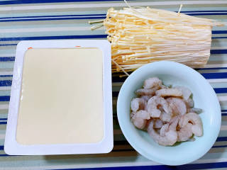 虾仁豆腐煲,准备原材料新鲜海虾去头去皮和虾线洗净、嫩豆腐、金针菇