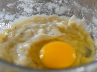 2分钟学会健康减脂早餐——香蕉松饼,倒入鸡蛋、糖均匀搅拌