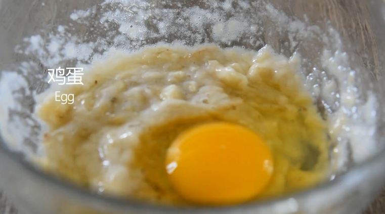 2分钟学会健康减脂早餐——香蕉松饼,倒入鸡蛋、糖均匀搅拌