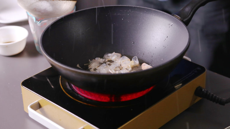 无壳版油焖大虾,锅中入油，将虾壳刺啦一声放入锅中炸成金黄色
