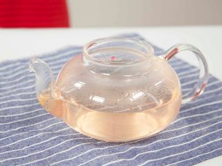 花茶玄饼,用泡开的花茶水过滤一下，去除花渣
