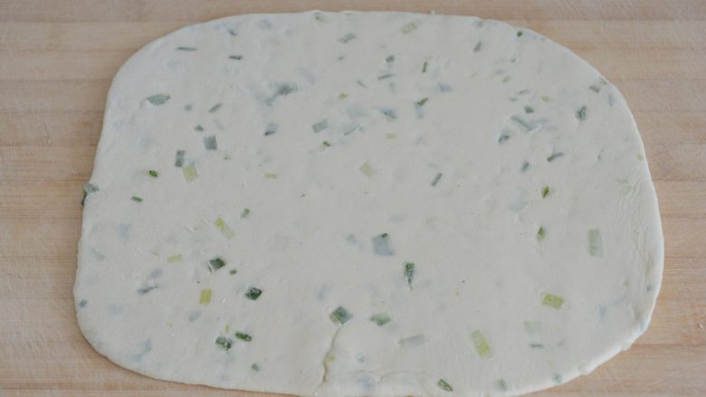 外酥里嫩的葱油饼（超多细节）,面团软硬度和耳垂儿一样就好~面团擀开，尽可能长方形~
不方也没问题~
大约在0.5-0.8厘米之间的厚度即可~