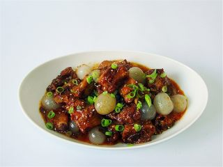 茄汁排骨龙眼肉,盘内龙眼肉和排骨先码好，倒入熬好的番茄酱，撒少许白芝麻和葱花装饰