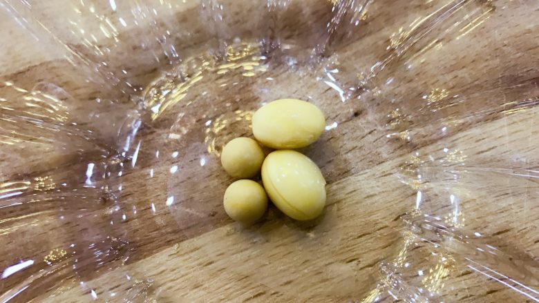 宝宝辅食：南瓜燕麦豆浆（料理机版）-12M+,嘿嘿嘿，给大家看下没泡前的黄豆和浸泡后黄豆对比图，本来圆圆滴，泡完后胖嘟嘟超可爱。